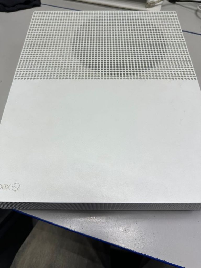 Купить Microsoft Xbox One S 1TB Б/У