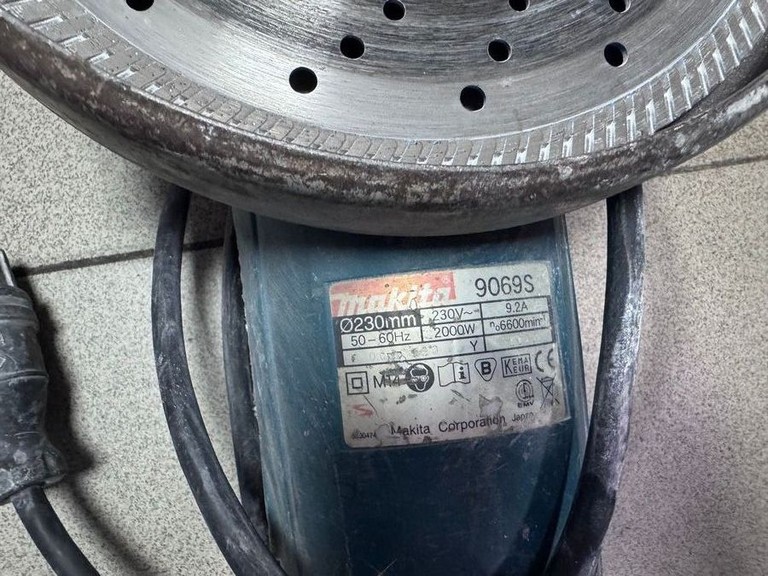 Дешево Makita 9069S з ломбарду