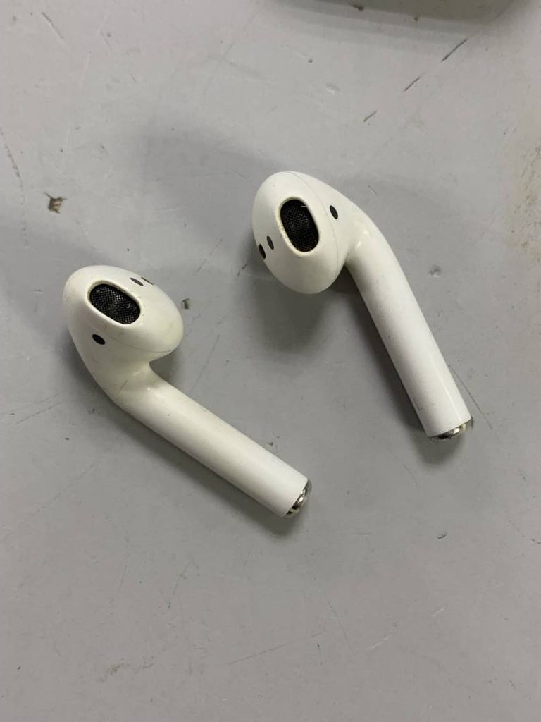 Apple airpods 2nd generation with charging case