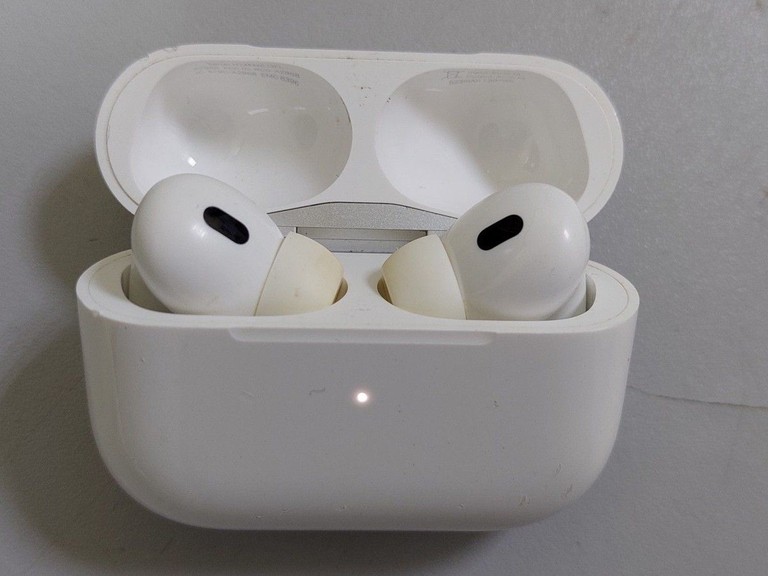 Купити Apple airpods pro 2nd generation with magsafe charging case usb-c Б/У