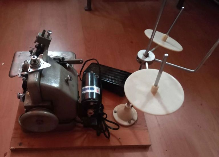 Оверлок трехниточный SHUANG GONG GN 1-113 на деревянной подставке Код:null. Зображення 4