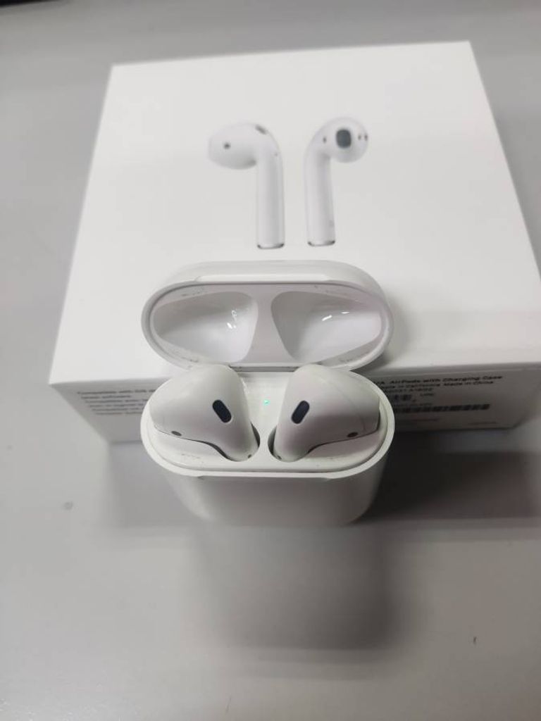 Apple airpods 2nd generation with charging case