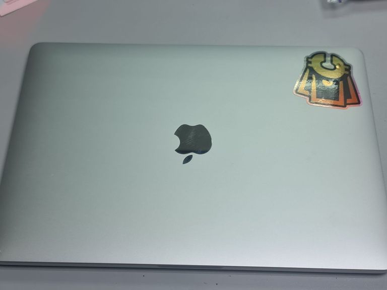 Купить Apple macbook pro/ 13.3 m2 10-gpu/ram8gb/ssd512gb/retina/touchbar Б/У