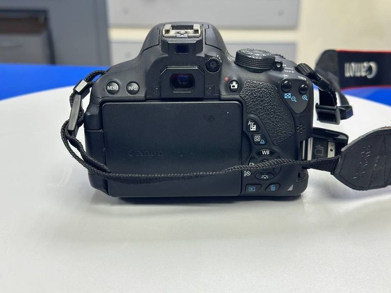 Дешево Canon eos 700d + efs 18-55mm macro 0.25m/0.8ft з ломбарду