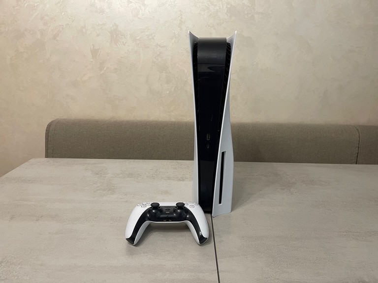 Купить Sony Playstation PS5 CFI-1215A, Blu-ray + геймпад. Забанена. Можна грати тільки з дисків Б/У