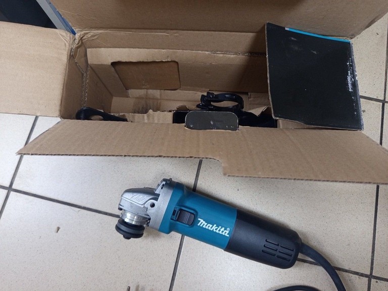 Дешево Makita 9558NB з ломбарду