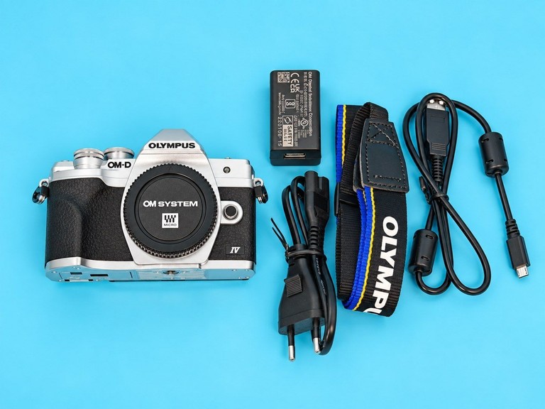 Дешево Olympus OM-D E-M10 Mark IV kit Silver. Новий. з ломбарду