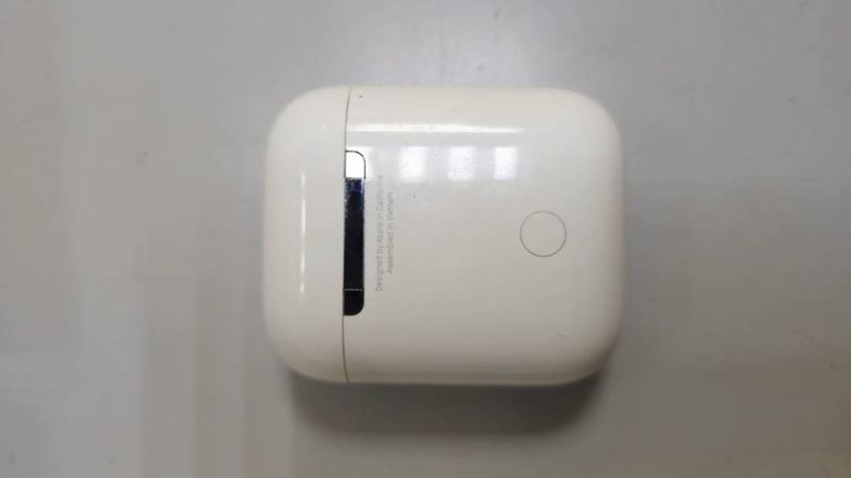 Apple airpods 2nd generation with charging case