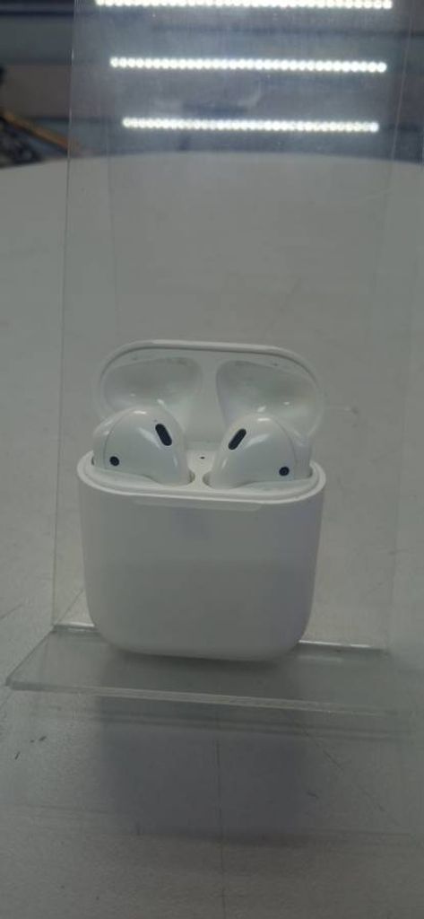 Apple airpods 2nd generation with charging case