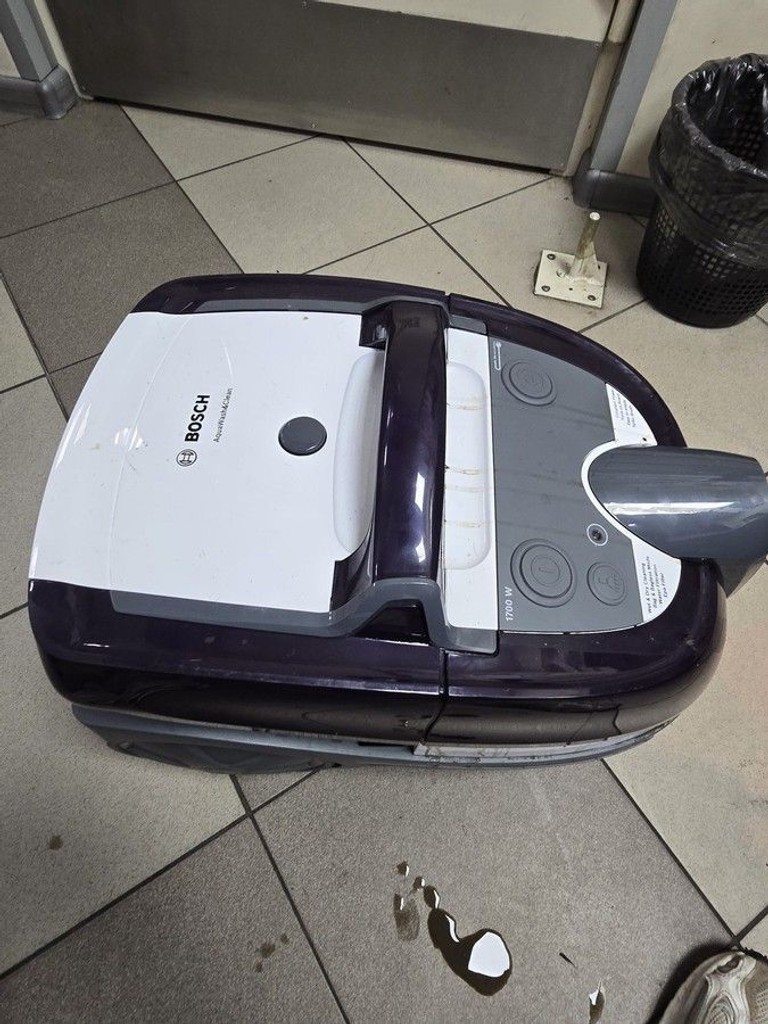 Дешиво Bosch Serie 4 AquaWash&Clean BWD41740 с ломбарда