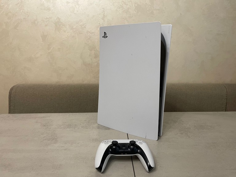 Дешиво Sony Playstation PS5 CFI-1215A, Blu-ray + геймпад. Забанена. Можна грати тільки з дисків с ломбарда