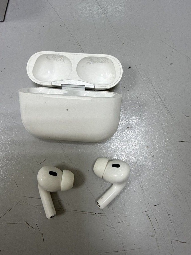 Купити Apple airpods pro 2nd generation with magsafe charging case usb-c Б/У
