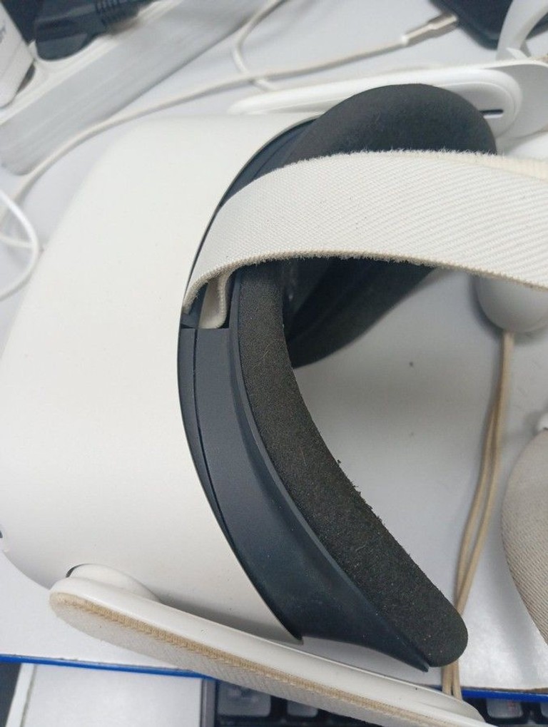 Купить Oculus Quest 2 64 GB Б/У