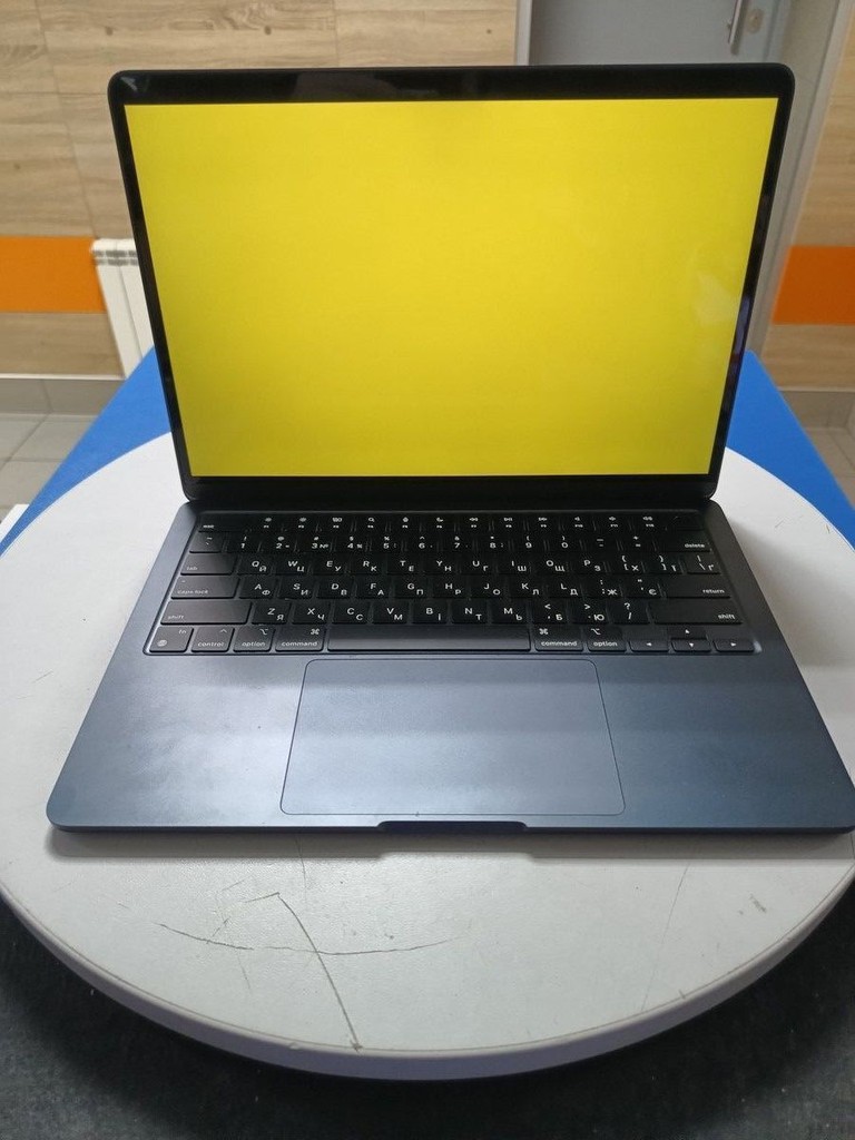 Купить Apple macbook air 13,6" m2 2022 Б/У