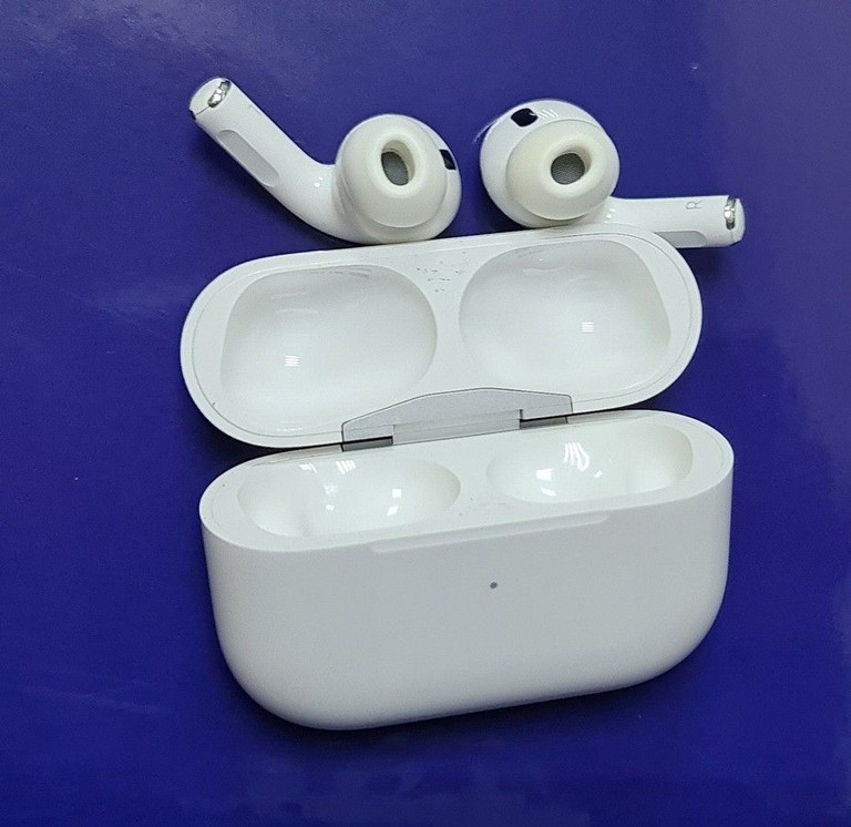 Купити Apple airpods pro 2nd generation with magsafe charging case usb-c Б/У