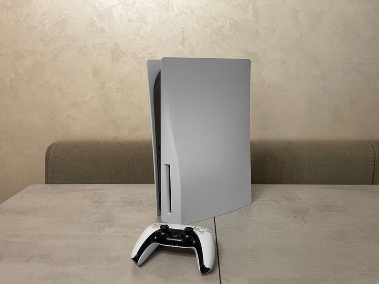 Объявление Sony Playstation PS5 CFI-1215A, Blu-ray + геймпад. Забанена. Можна грати тільки з дисків Б/У