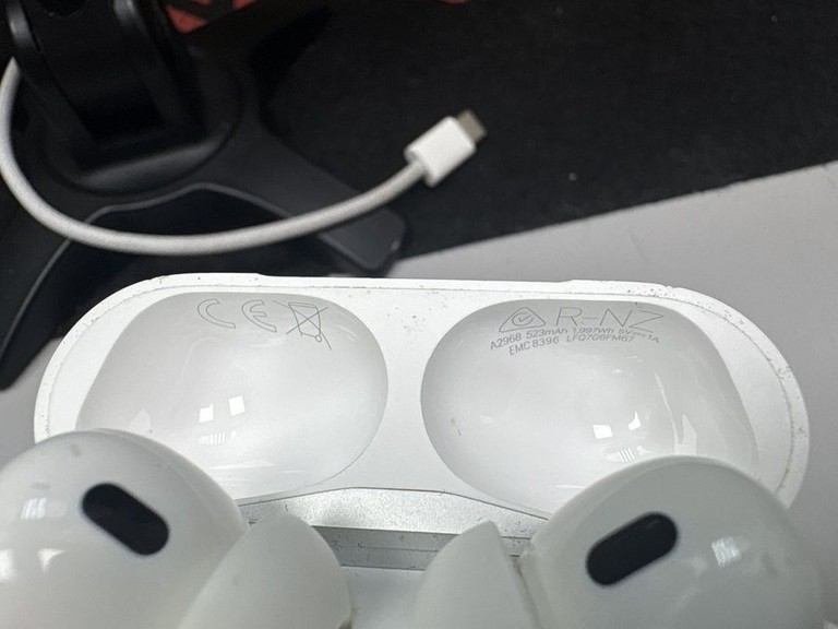 Дешево Apple airpods pro 2nd generation with magsafe charging case usb-c з ломбарду