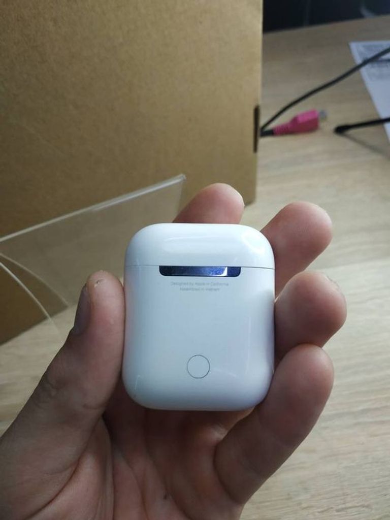 Apple airpods 2nd generation with charging case