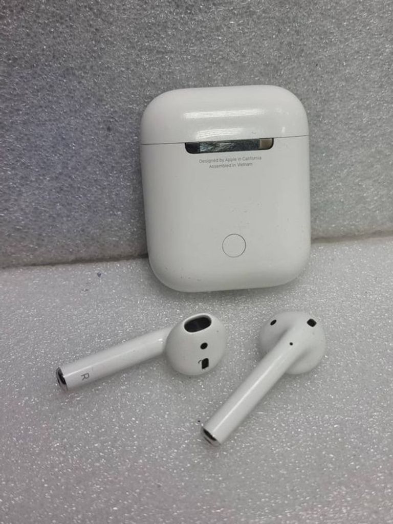 Apple airpods 2nd generation with charging case