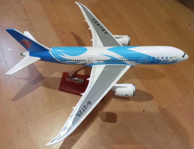 Boeing 787-8 DreamLiner China Southern Airlines B-2725, 43см (масштаб 1:130)