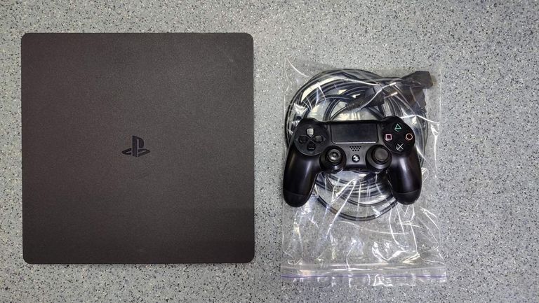 Купить  Sony PlayStation 4 Slim 1TB Black Б/У