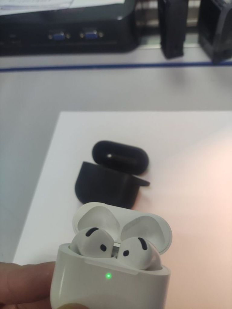 Дешиво Apple airpods 4 with active noise cancellation с ломбарда