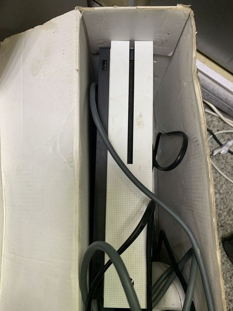 Купить Microsoft Xbox One S 500GB Б/У