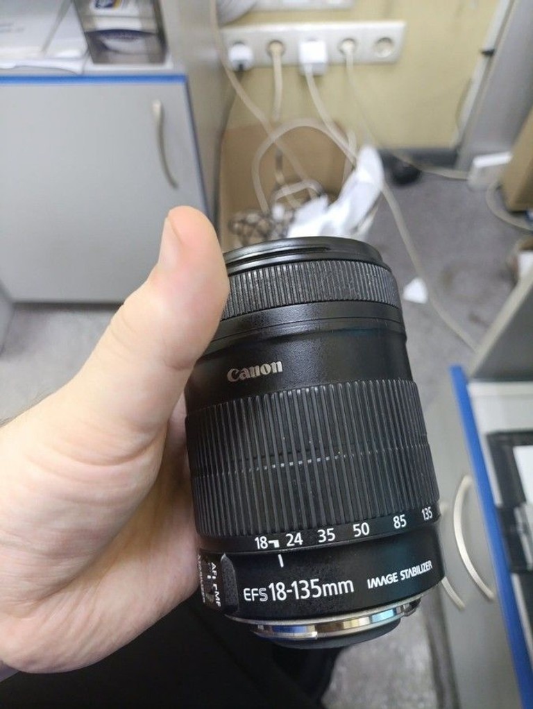 Дешево Canon EF-S 18-135mm f/3,5-5,6 IS з ломбарду