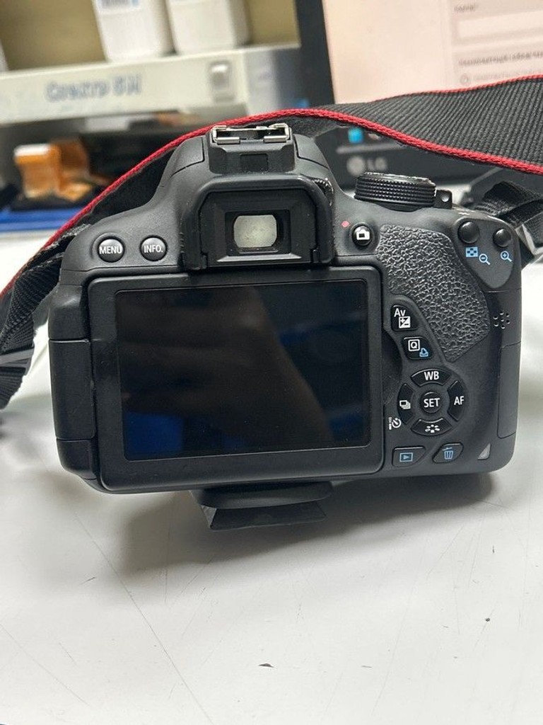 Дешиво Canon eos 700d + ef-s 18-55mm 1:3.5-5.6 is stm с ломбарда