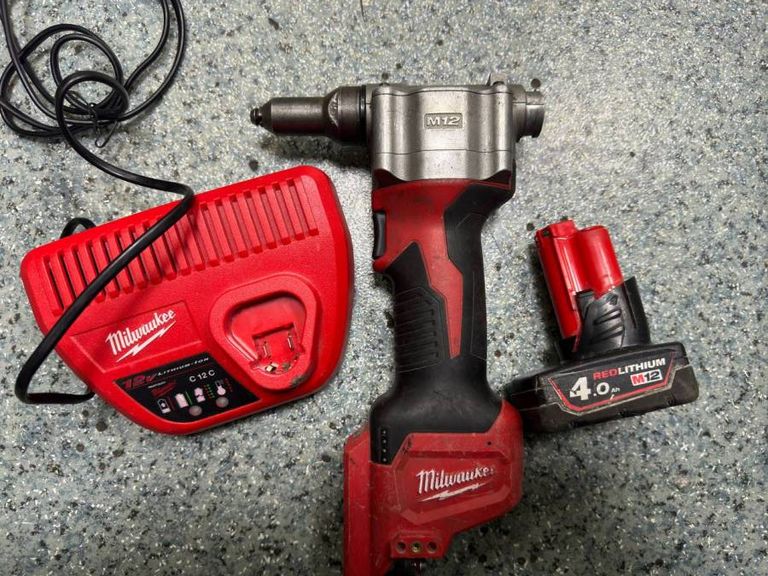 Milwaukee m12 bprt-201x 1 акб + зу