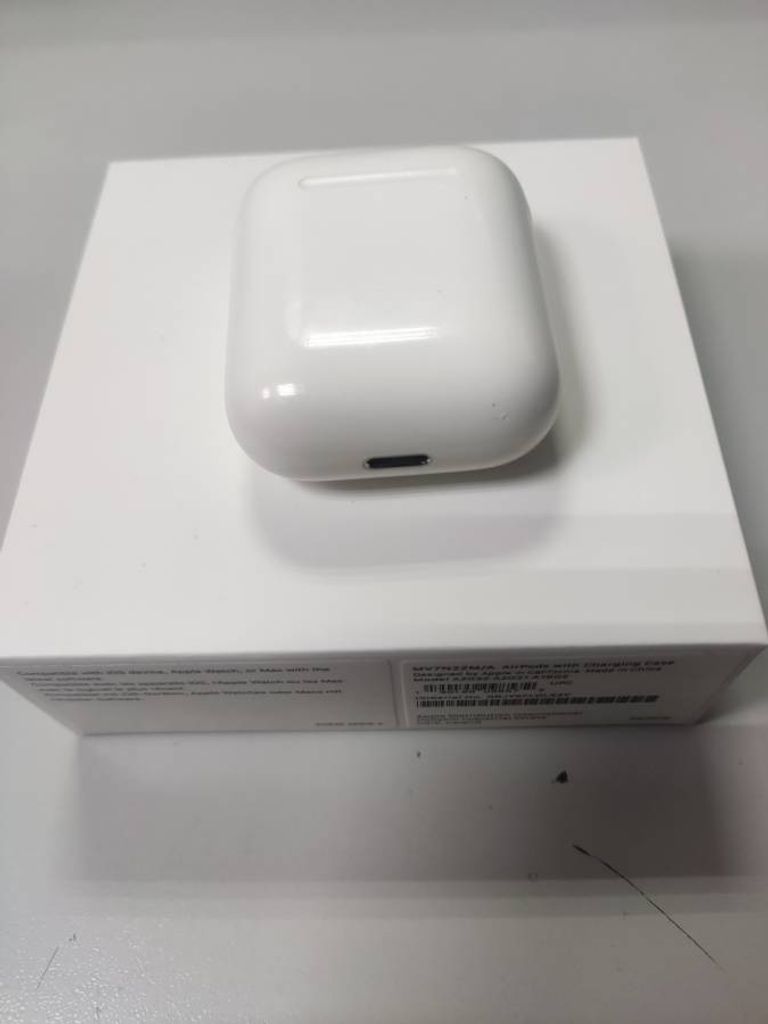 Apple airpods 2nd generation with charging case