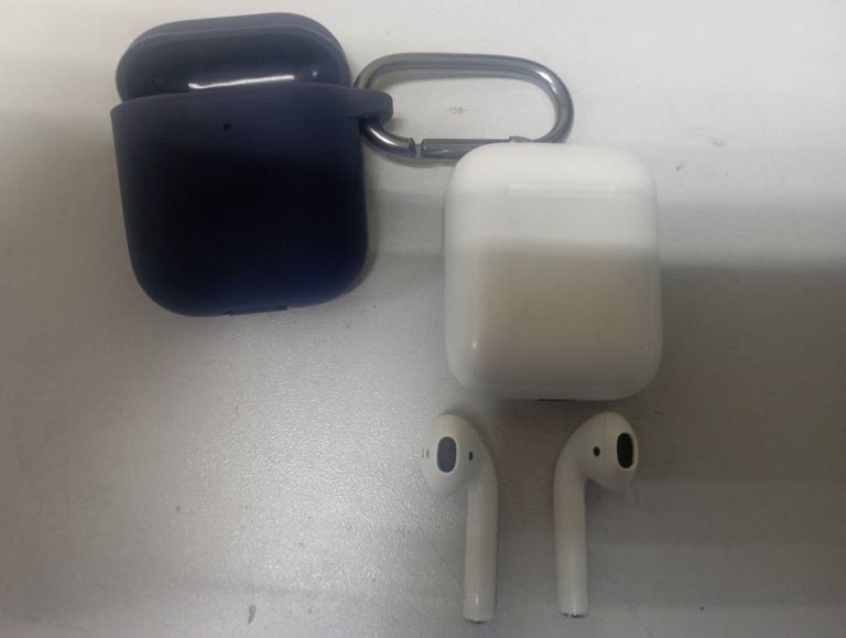 Apple airpods 2nd generation with charging case