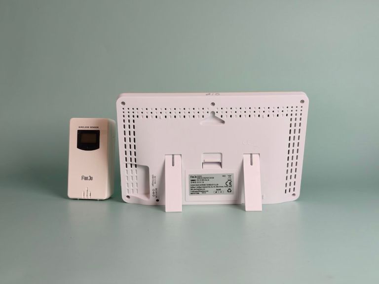 Дешево Багатофункціональна цифрова метеостанція FanJu FJ3378 з термометром, гігрометром і барометром і портом USB. Колір: Дерево. з ломбарду