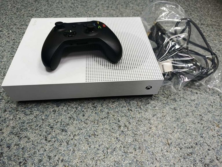 Дешиво Microsoft Xbox One S 1TB с ломбарда