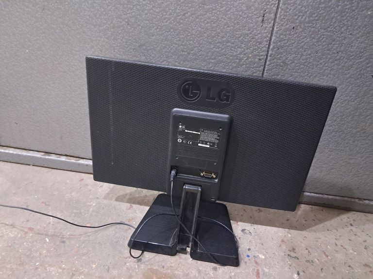 Дешево Lg e2242 з ломбарду