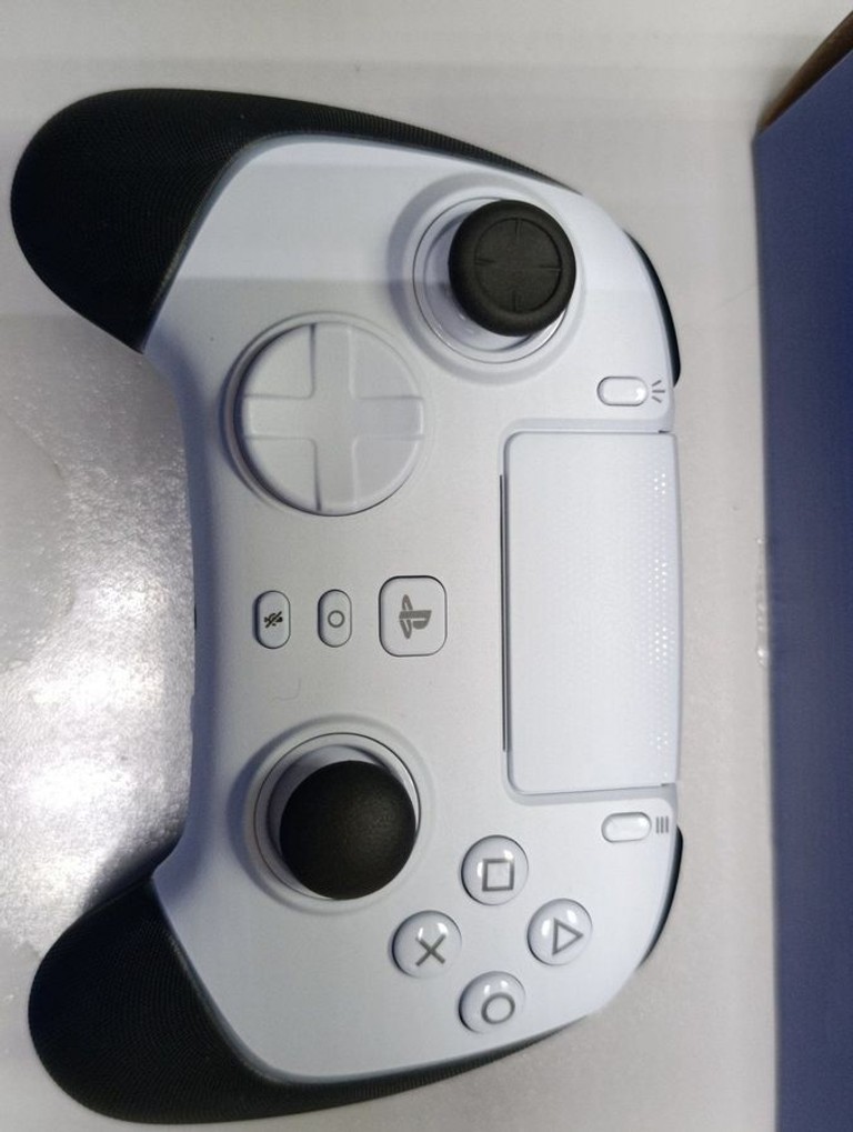 Оголошення Razer Wolverine V2 PRO for PS5 White (RZ06-04710200-R3G1) Б/У