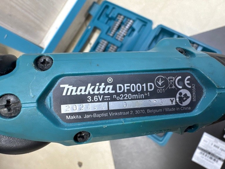 Дешево Makita df001dw + набір з ломбарду