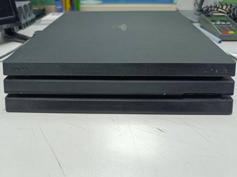 Sony ps 4 pro cuh-7208b 1tb