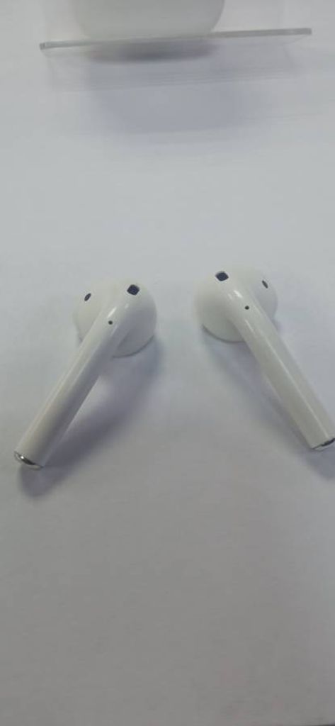 Apple airpods 2nd generation with charging case