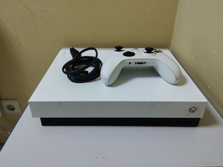Купить Microsoft Xbox One X 1TB White Б/У