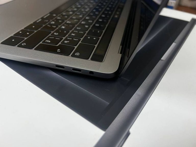 Apple macbook pro a1989 13,3" core i5 2,4ghz/ram8gb/ssd256gb/iris plus graphics 655 Код:01-200835304. Зображення 9