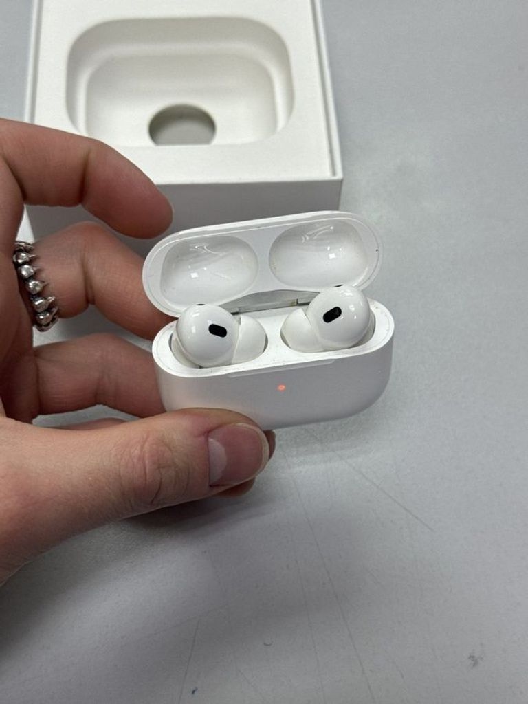 Дешево Apple airpods pro 2nd generation with magsafe charging case usb-c з ломбарду