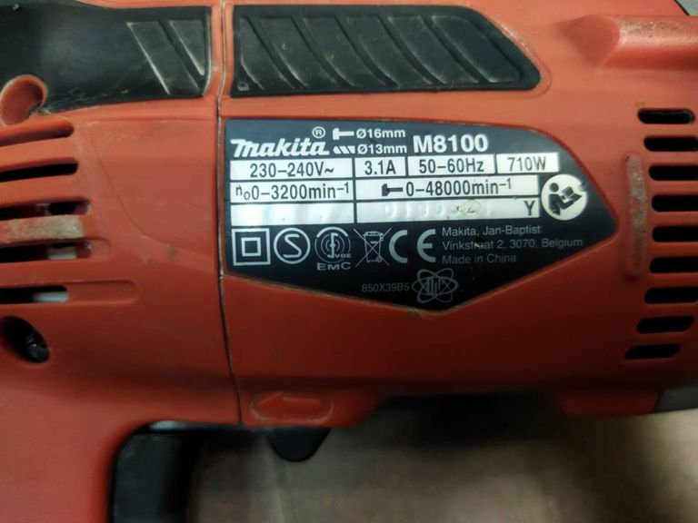 Makita M8100