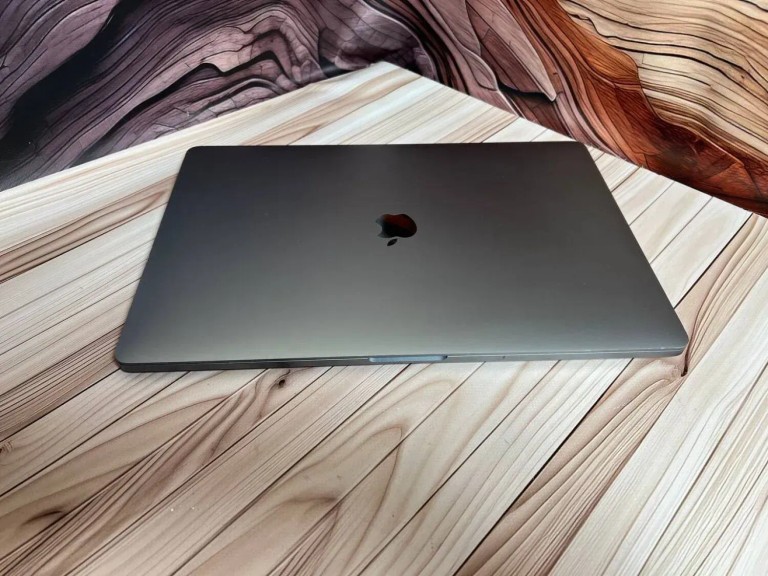 Дешево Apple macbook pro 2019 a2141 16" core i9 2,4ghz/ram16gb/ssd1tb/amd radeon pro 5500m 4gb з ломбарду