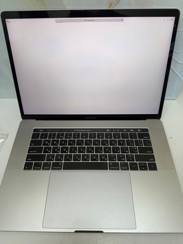 Дешево Apple macbook pro a1707/екр. 15.4 core i7 2,9ghz/ ram16gb/ ssd512gb/intel hd graphics 630/touch bar з ломбарду