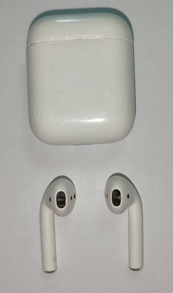 Apple airpods 2nd generation with charging case