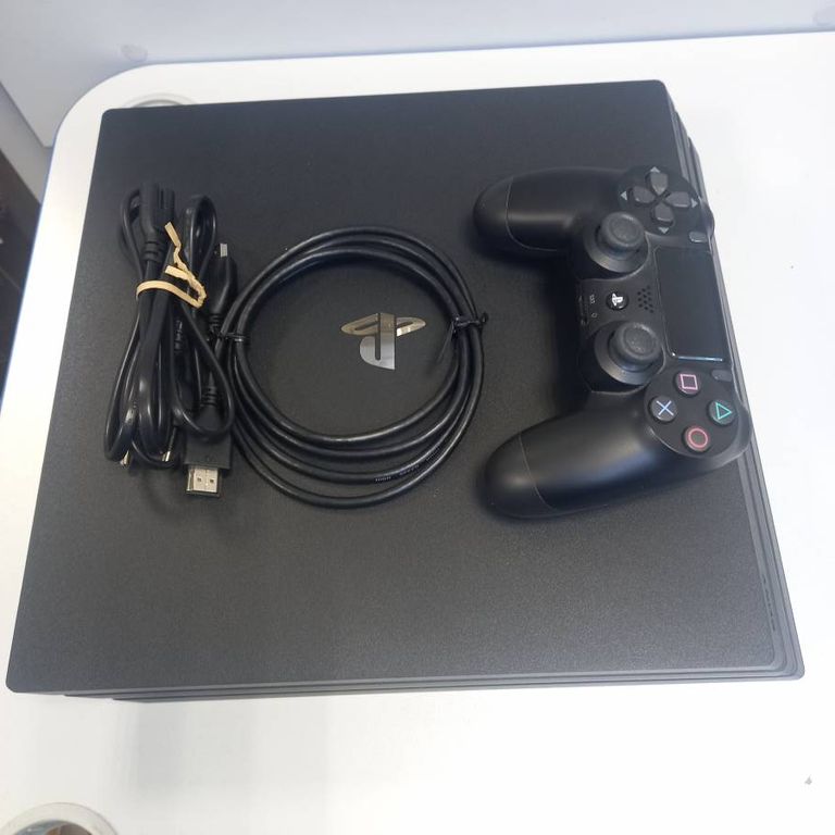 Sony ps 4 pro cuh-7208b 1tb