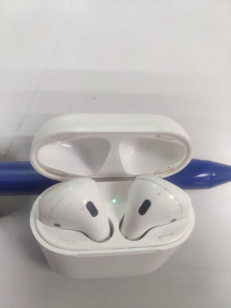 Apple airpods 2nd generation with charging case