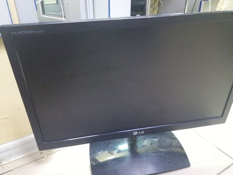 Купити Lg e2251s Б/У
