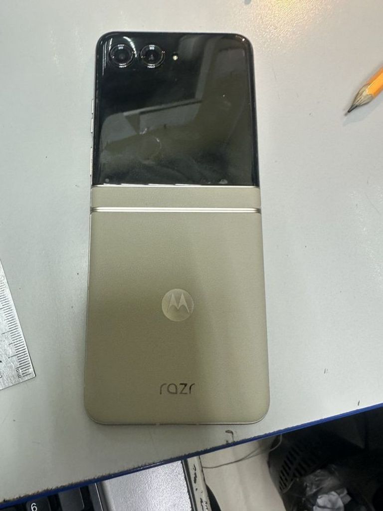 Купити Motorola razr 50 8/256gb Б/У